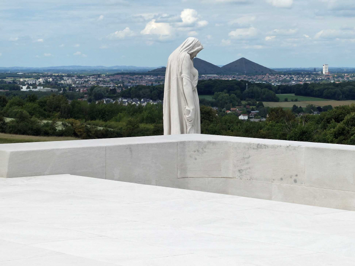 Le memorial national du Canada : vue sur les terrils jumeaux de Loos en Gohelle - Givenchy-en-Gohelle