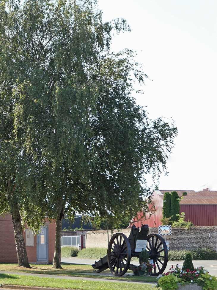 Place du 8 Mai 1945 : canon de la première guerre mondiale - Graincourt-lès-Havrincourt