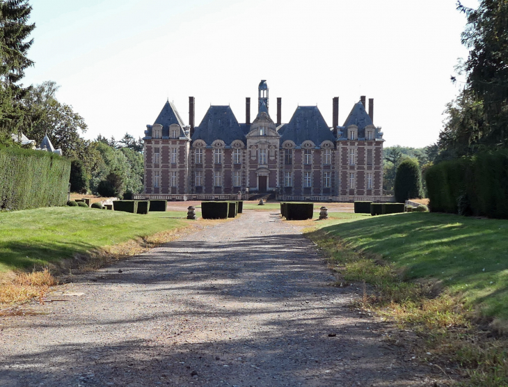 L'allée conduisant au château - Havrincourt