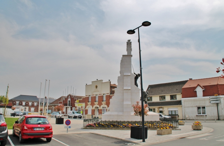 Le Village ( La Place et le Monument-aux-Morts ) - La Couture