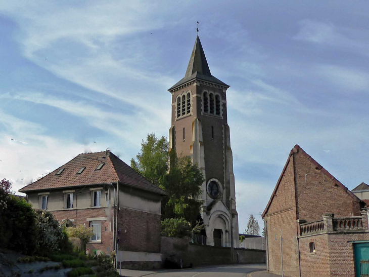 L'église dans le village - Lagnicourt-Marcel