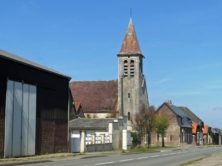 L'église dans la rue principale - Le Sars