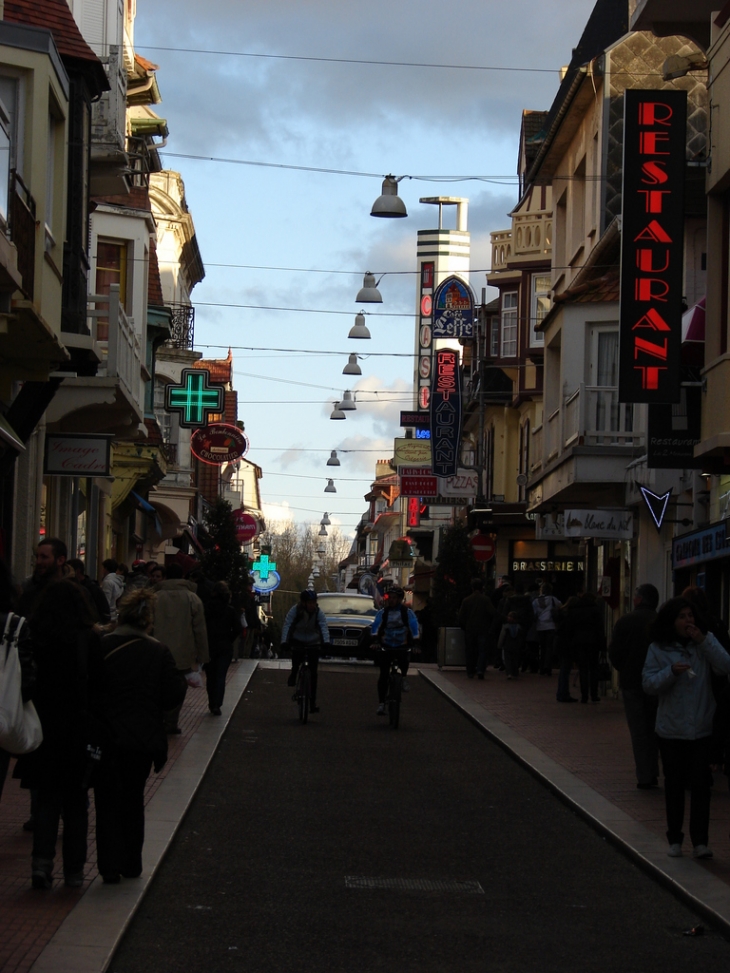 La Rue Saint-Jean à la Tombée du Jour - Le Touquet-Paris-Plage