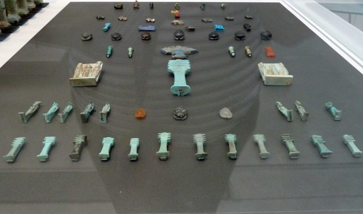 LOUVRE Galerie du Temps Antiquité Egyptienne : trousse d'amulettes de momie 500  av JC - Lens