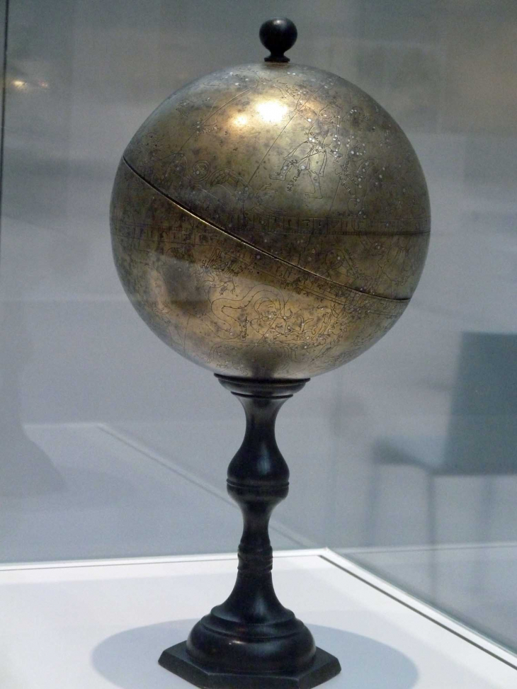 LOUVRE Galerie du Temps Moyen Age : iran  globe céleste 1315 - Lens