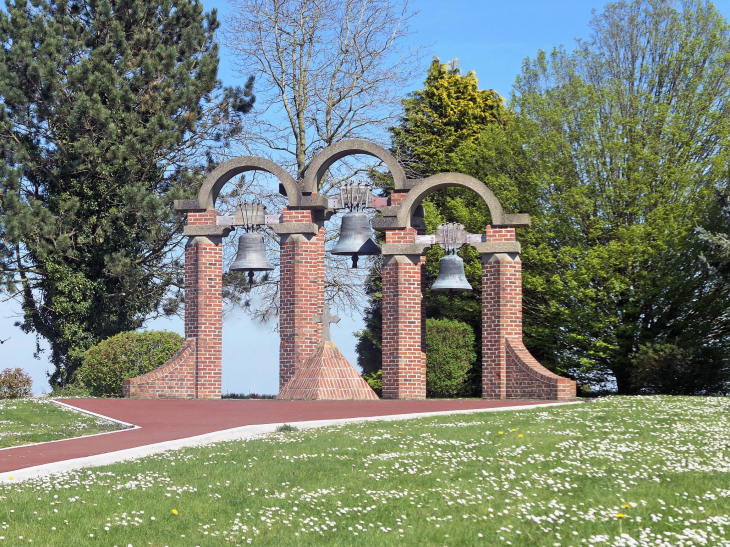 Monument aux cloches de l'ancienne église - Morval