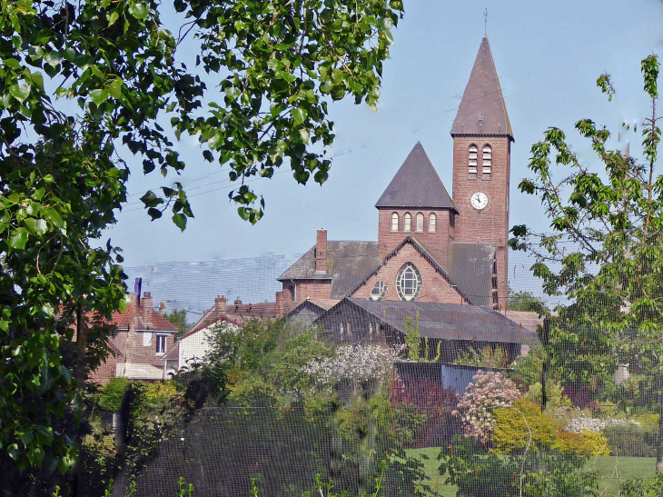 Vue sur l'église au clocher double - Noreuil