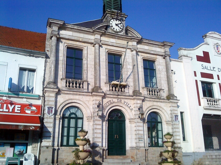 HOTEL DE VILLE - Pernes