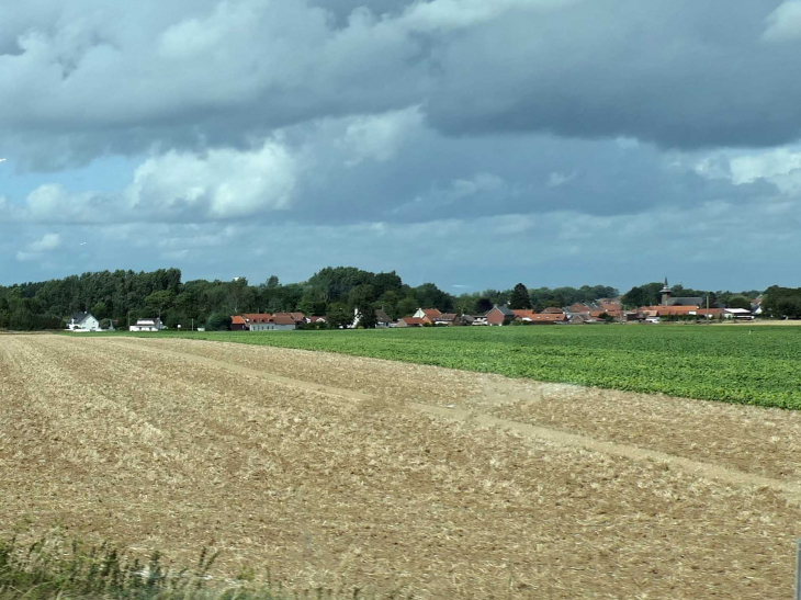 Le village vu de l'autoroute A26 - Rumaucourt