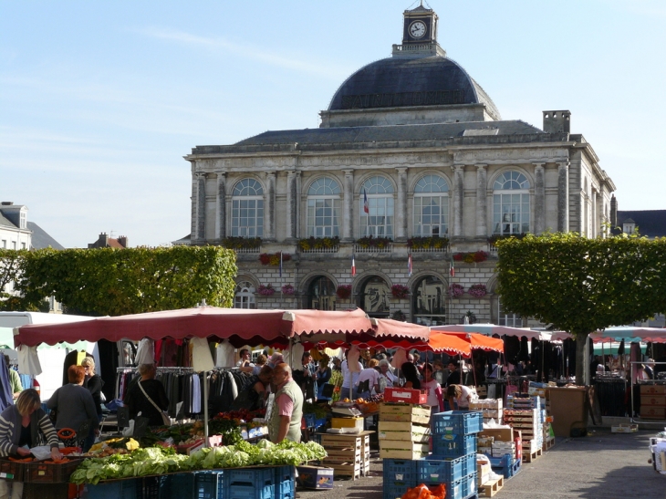 Place Foch et Hôtel de Ville - Saint-Omer