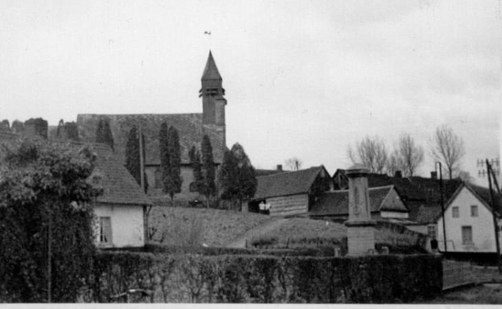 L'Eglise et l'ancien café Caron - Warluzel