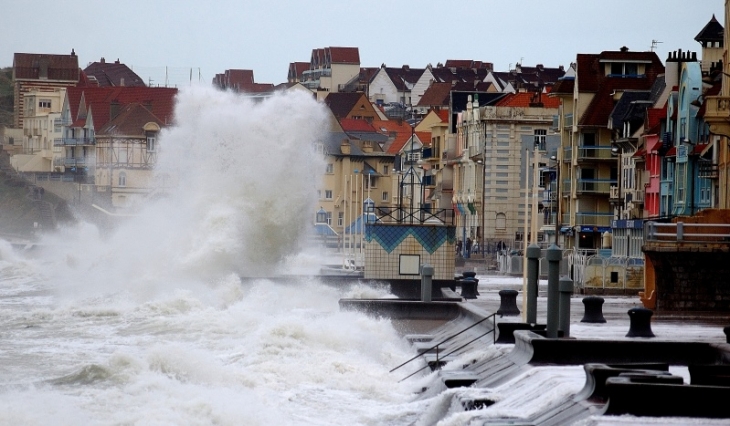 Digue de Wimereux un jour de grand vent.