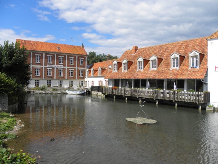 Le musée du moulin et l'hôtel de la plage - Wissant