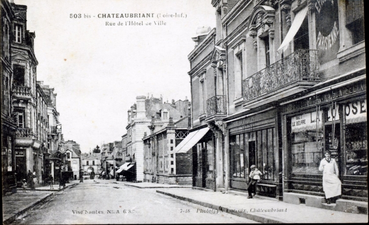 Rue de l'Hôtel de Ville, vers 1920 (carte postale ancienne). - Châteaubriant