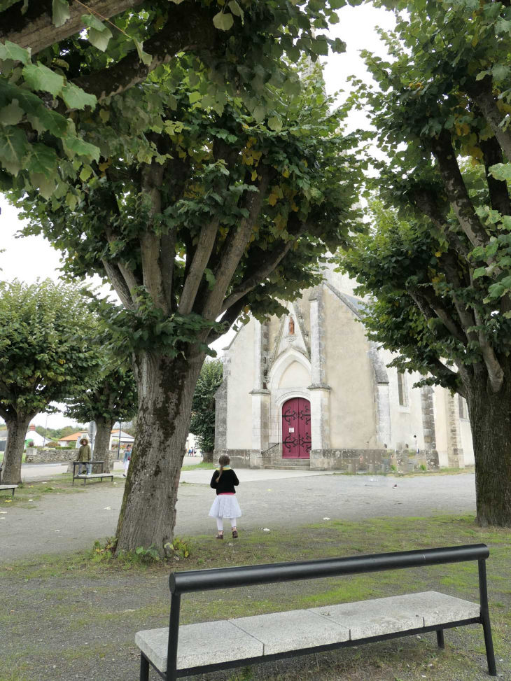 Devant l'église - Fresnay-en-Retz