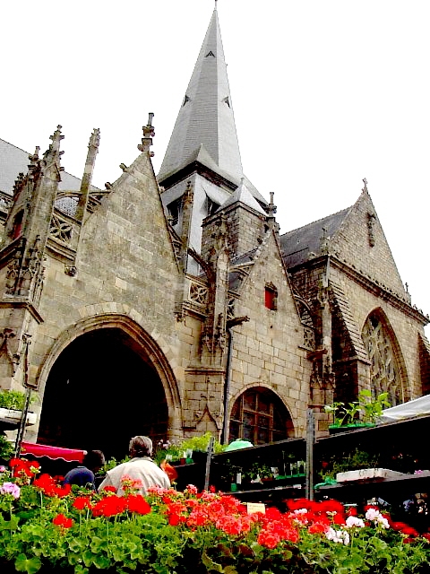 Jour de marché au pied de la collégiale - Guérande