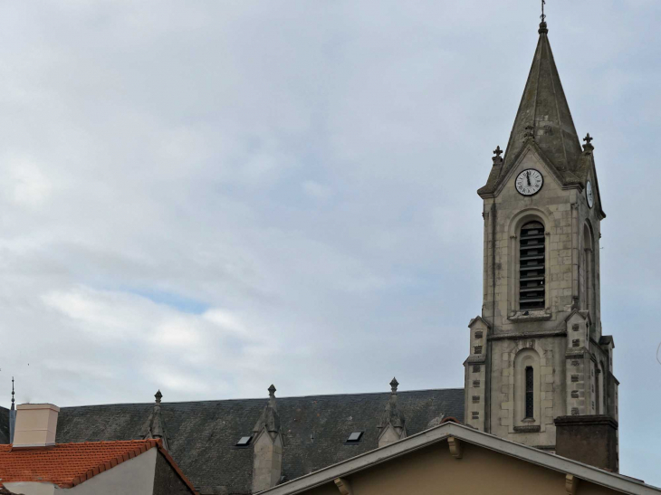 Le clocher de l'église au dessus des toits - La Bernerie-en-Retz