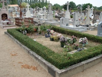 Tombe de Louis de Funès au cimetière du Cellier - Le Cellier