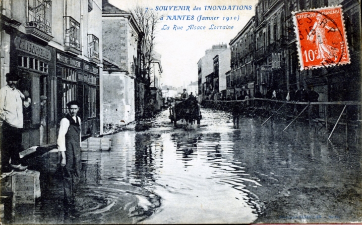 Inondations janvier 1910 - La rue Alsace Lorraine (carte postale ancienne). - Nantes