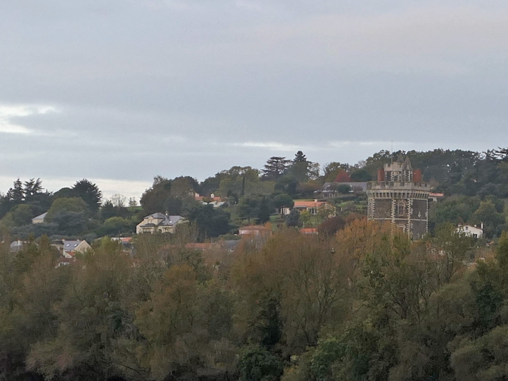 Le donjon de l'ancien château vu du pont sur la Loire - Oudon