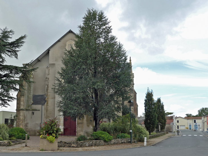 Entrée latérale de l'église du 19ème siècle - Saint-Étienne-de-Mer-Morte