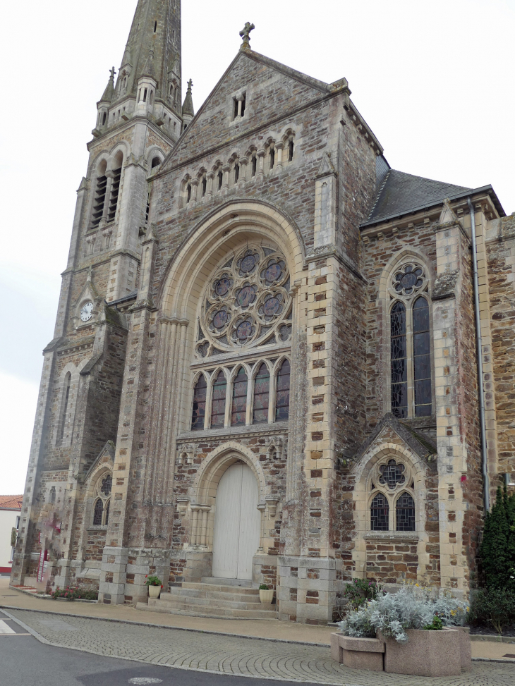 La façade de l'église - Saint-Hilaire-de-Chaléons