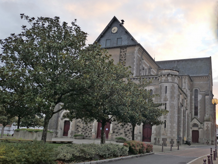 La façade de l'église - Saint-Julien-de-Concelles