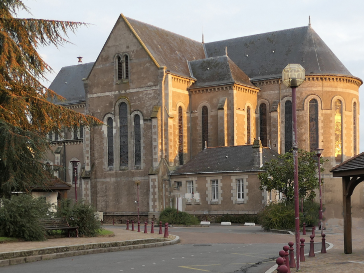 Derrière l'église dans la lumière matinale - Saint-Julien-de-Concelles