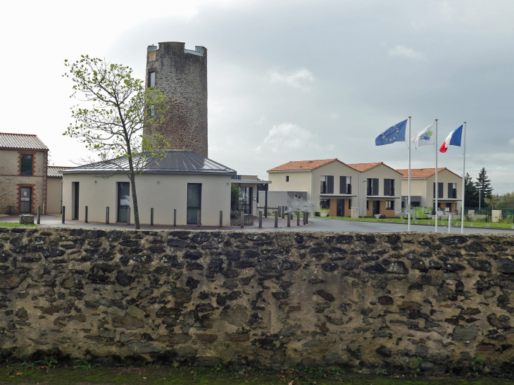 La bibliothèque au pied de la tour - Saint-Léger-les-Vignes