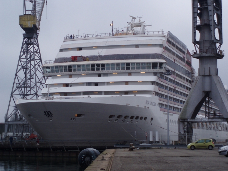 Le paquebot MCS POESIA en cours d'achévement dans le port de Saint Nazaire - Saint-Nazaire