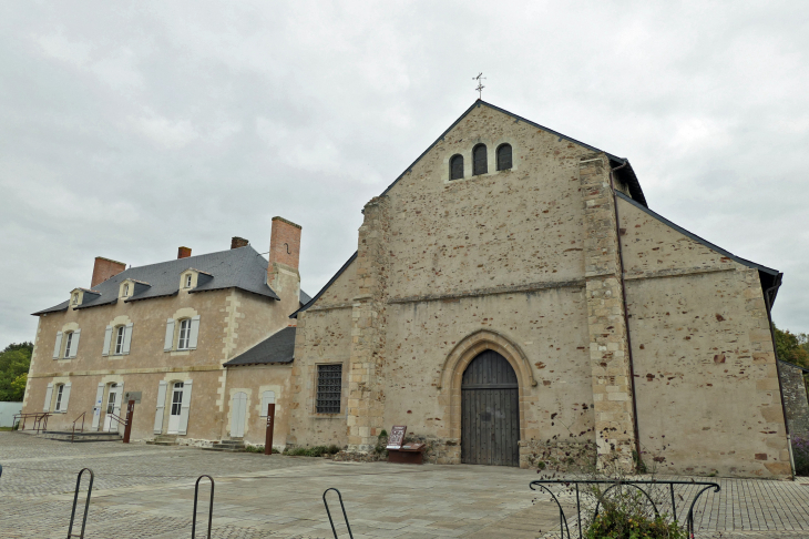 L'abbatiale carolingiienne du 9ème siècle et l'office du tourisme - Saint-Philbert-de-Grand-Lieu