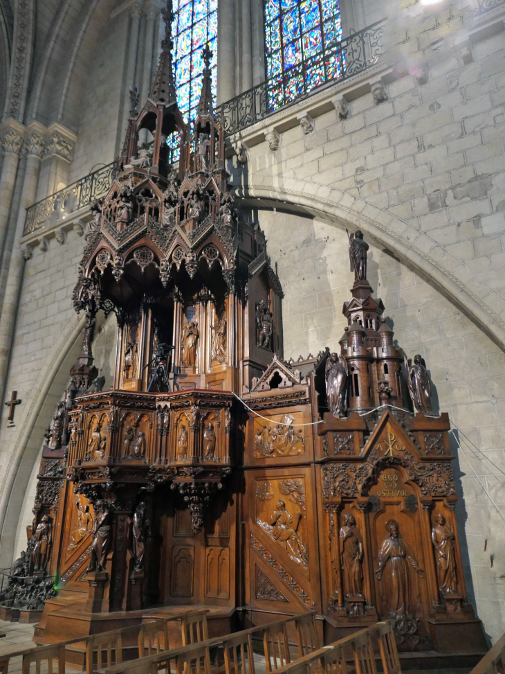 L'intérieur de la cathédrale Saint Maurice : la chaire à prêcher - Angers