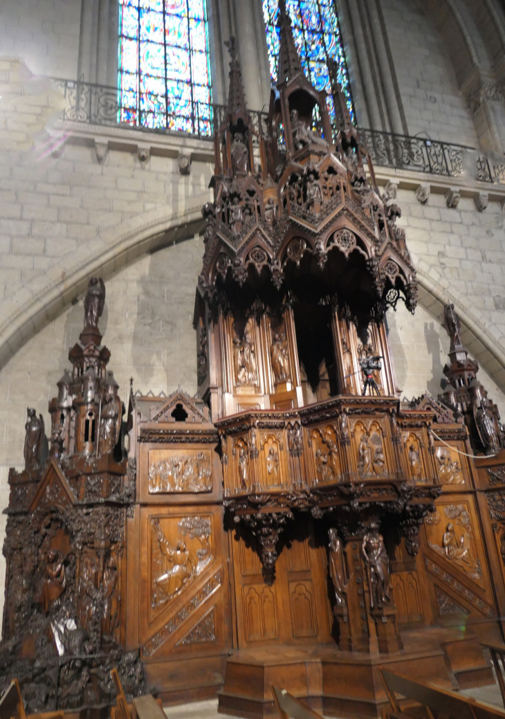 L'intérieur de la cathédrale Saint Maurice : la chaire à prêcher - Angers