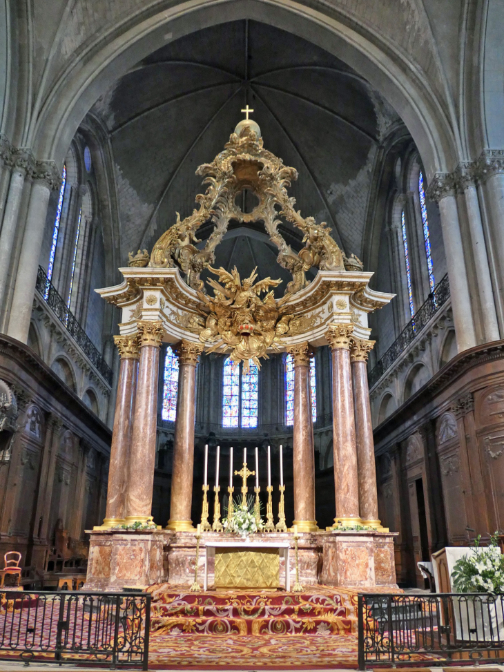 L'intérieur de la cathédrale Saint Maurice : maître autel à baldaquin baroque - Angers