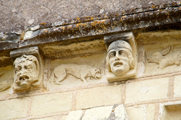 Modillons de l'église Saint Martin. - Antoigné