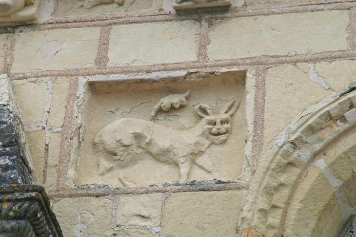 Sculpture au dessus du portail de l'église Saint Martin. - Antoigné