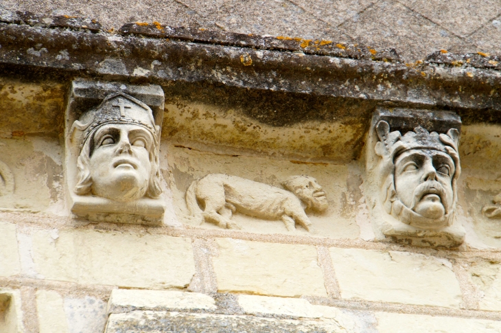 Modillons de l'église Saint Martin. - Antoigné