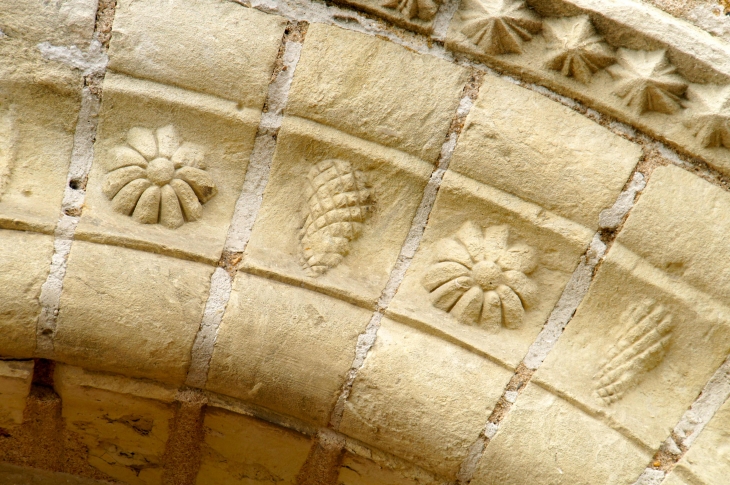 Sculpture de l'archivolte de l'église Saint Martin. - Antoigné