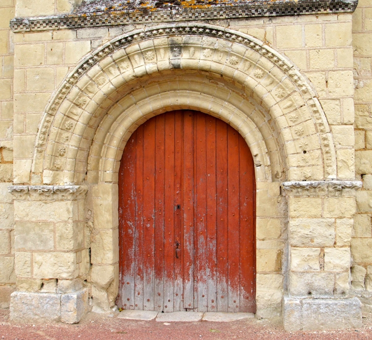 Portail de l'église Saint Martin. - Antoigné
