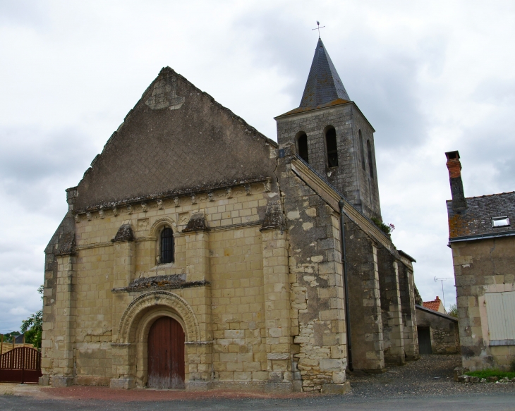 L'église Saint Martin XIIe, XIIIe, remaniée au XIXe, sa façade ouest est de style roman (datée du début XIIe siècle). le choeur et le clocher étant reconstruits au XIIIe siècle dans le style gothique. - Antoigné
