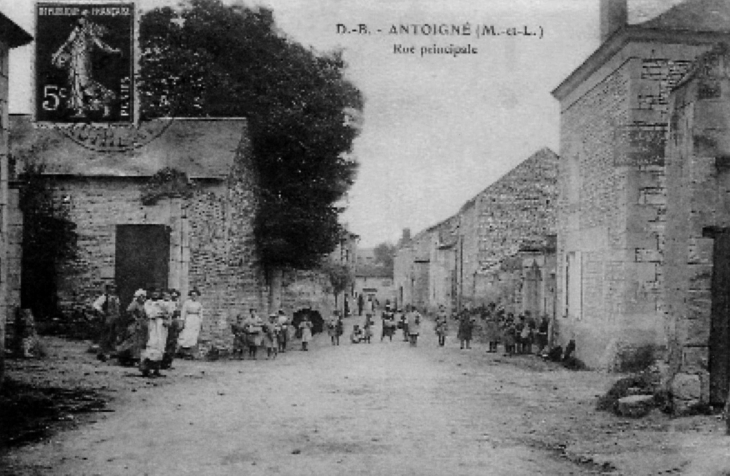 Rue principale, début XXe siècle (carte postale ancienne). - Antoigné