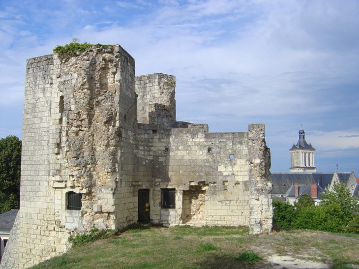 Le chateau et l'église - Beaufort-en-Vallée