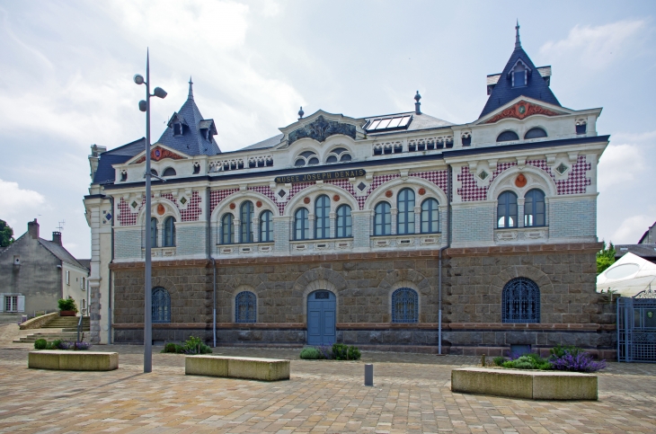 Ce musée a été créé par Joseph Denais (1851-1916), historien et journaliste, né à Beaufort-en-Vallée. C'est le dernier cabinet de 