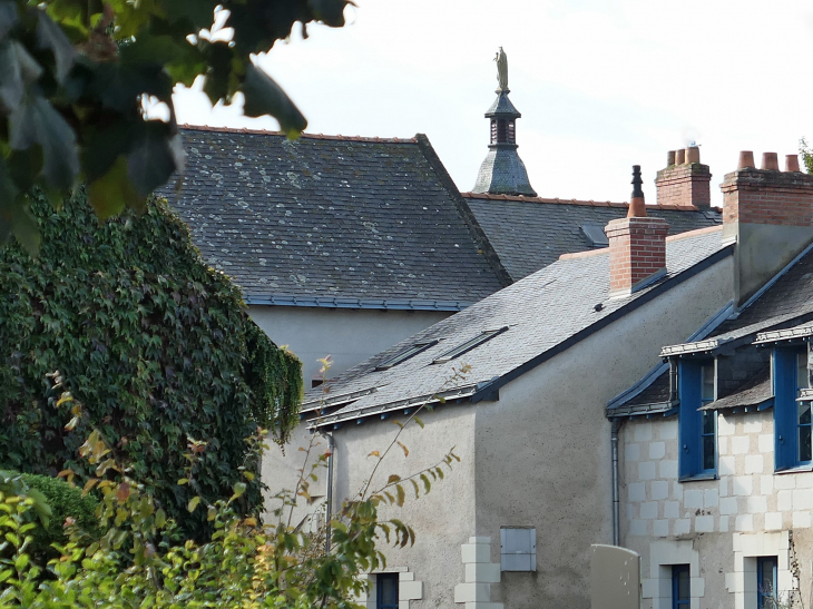 La statue de la vierge au dessus des toits - Béhuard