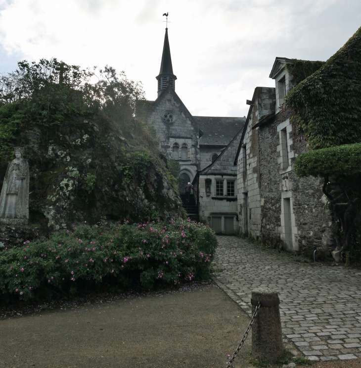 La statue de la Vierge vers l'église - Béhuard