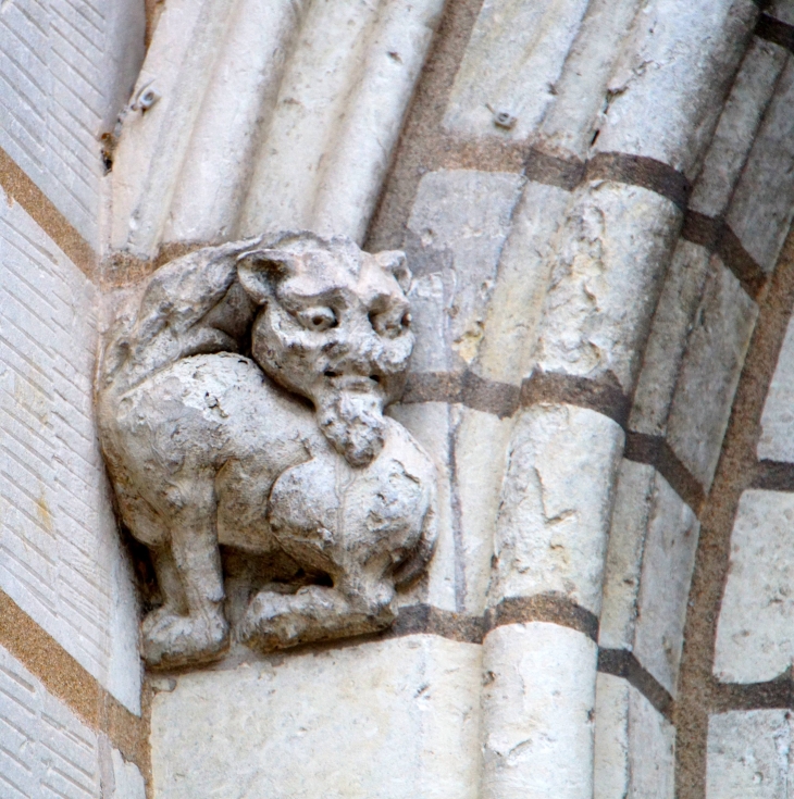 Chapiteau du porche de l'église Saint Vincent. - Brézé