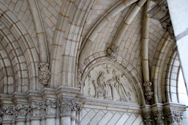 Sous le porche de l'église Saint Vincent. - Brézé