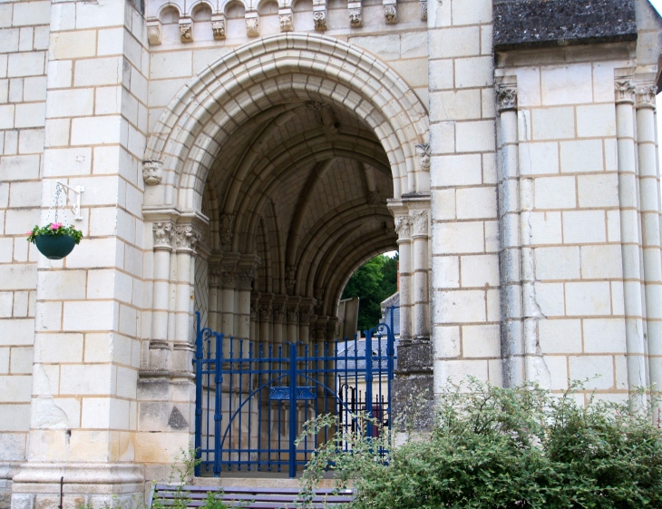 Le porche de l'église Saint Vincent. - Brézé