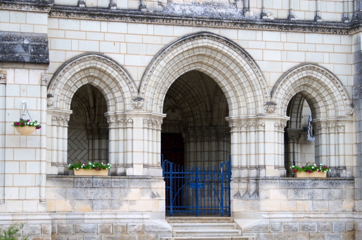 Le Porche de l'église Saint Vincent, façade occidentale. - Brézé