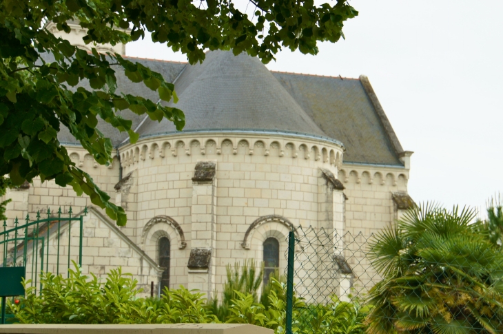 Le chevet de l'église Sainte-Radegonde. - Chacé